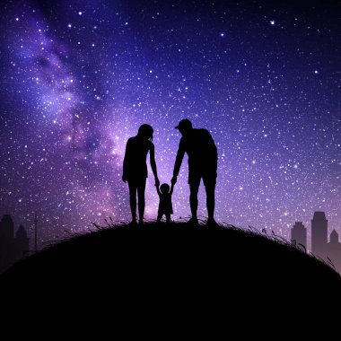 Aile yürüyüşü gece. Baba, anne ve çocuk. Yıldızlı gökyüzü, Samanyolu