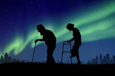 Yıldızlı gecedeki yaşlı insanlar. Yaşlı bir çift. Yeşil aurora borealis