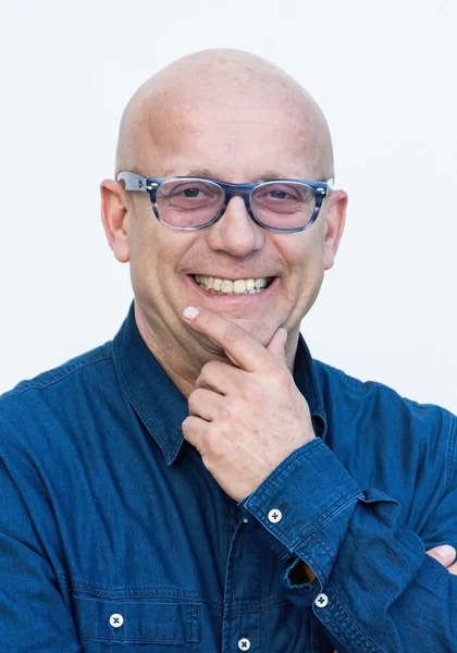 Uomo con gli occhiali sorridente con sfondo bianco — Foto Stock