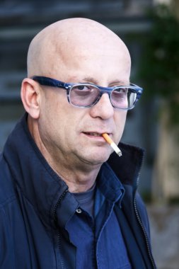 Gözlüklü Kılsız adam 