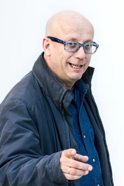 Φαλακρός άνδρας με γυαλιά που είναι χαμογελώντας με λευκό φόντο — Φωτογραφία Αρχείου