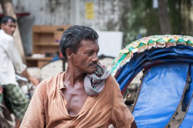 Bangladeş sokaklarında insanlar