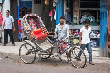 Bangladeş sokaklarında insanlar