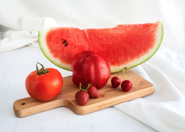 karpuz, domates, çilek ve vişne ahşap backg üzerinde