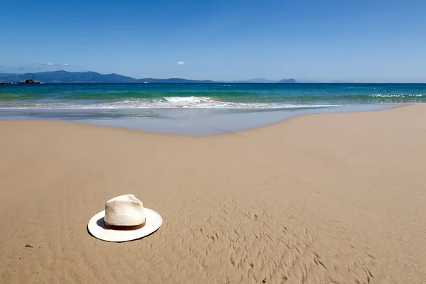 Hut auf Sand am Strand — Stockfoto