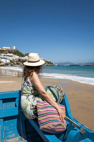 Frau mit Hut am Strand — Stockfoto