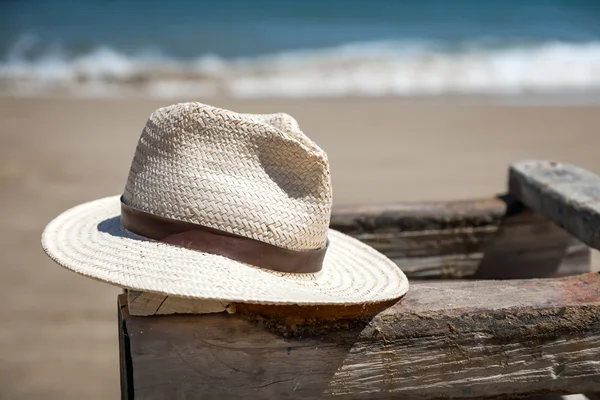 Sombrero en la mesa en la playa —  Fotos de Stock