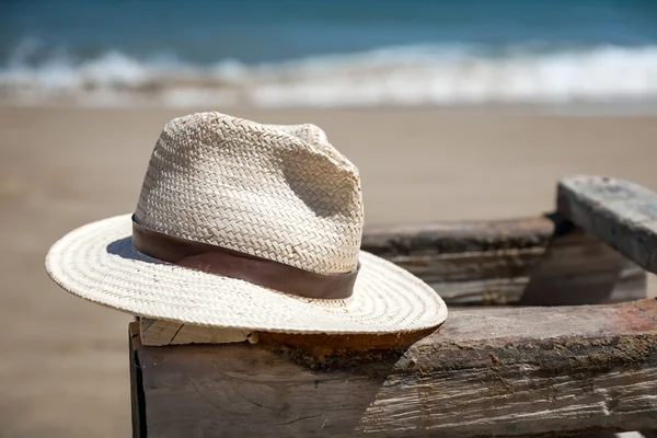 Hut auf Tisch am Strand — Stockfoto