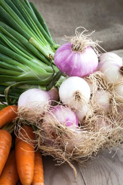 Tablo arka plan ve dokuma çuval soğan ve havuç