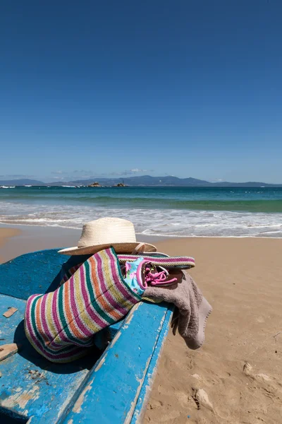 Hut, Tasche und Handtuch am Strand — Stockfoto