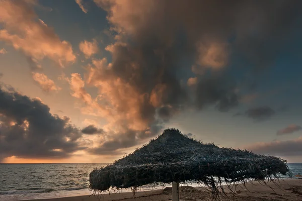 Coucher de soleil mer avec parasol — Photo