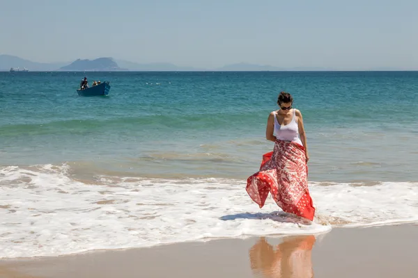 Ładna kobieta na plaży i łodzi — Zdjęcie stockowe