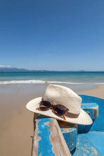 Kapelusz i okulary przeciwsłoneczne na plaży — Zdjęcie stockowe
