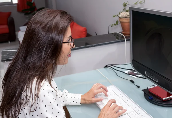 컴퓨터를 사용하는 여자 — 스톡 사진