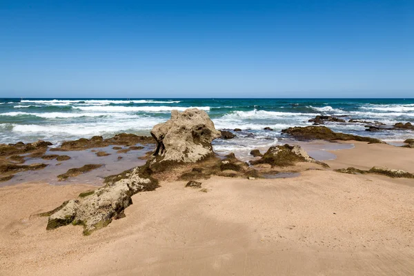 Playa con pueblo y cielo azul —  Fotos de Stock