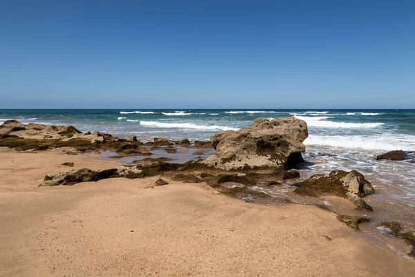 Strand mit Dorf und blauem Himmel — Stockfoto