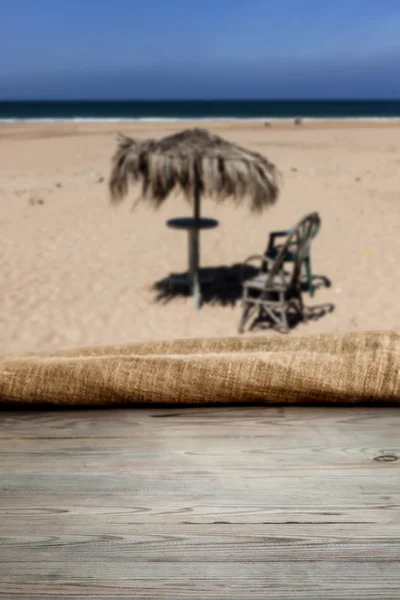 Holztisch mit Hintergrund — Stockfoto