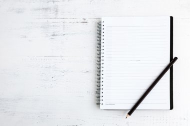 defter ile ahşap üzerine kalem