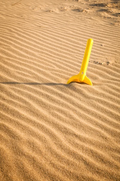 Giocattoli per bambini sulla spiaggia di sabbia — Foto Stock