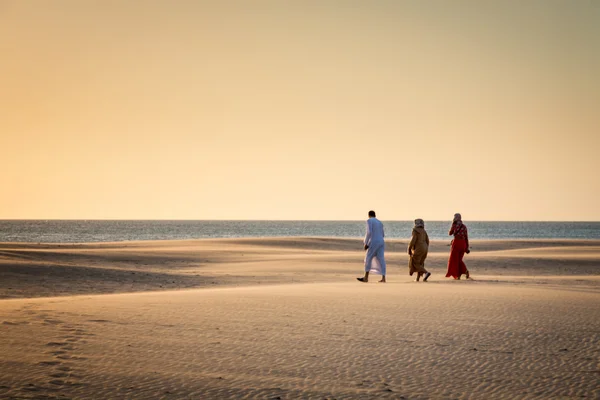 Maroc personnes sur la plage Image En Vente
