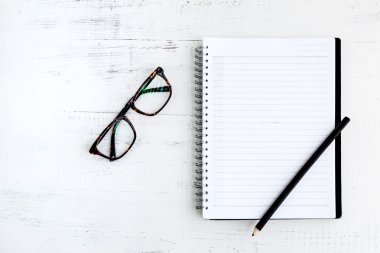 defter ile ahşap üzerine kalem