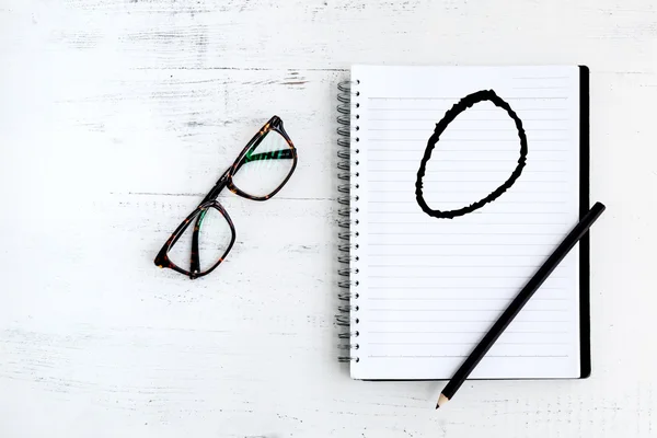 Cuaderno con lápiz sobre madera con la palabra escrita cero — Foto de Stock