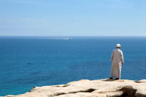 海辺でイスラム教徒の男性 — ストック写真