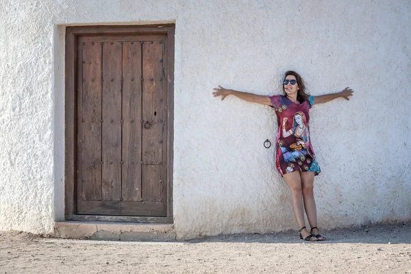 Hermosa mujer posando en Monumento —  Fotos de Stock