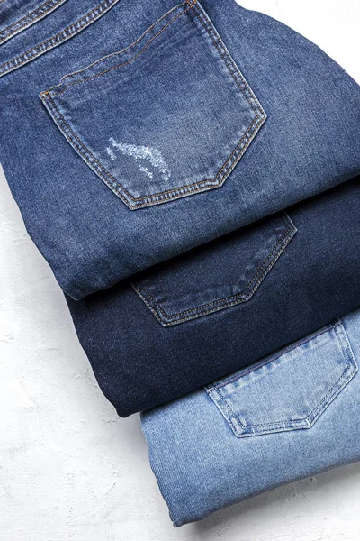 Modré Džíny Kalhoty Oblečení Hromádka Pozadí Detail Pěkné Modré Džíny — Stock fotografie