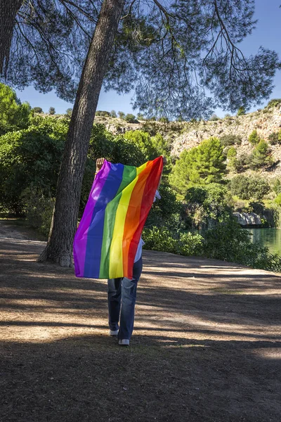 Göl Kenarında Elinde Gay Gökkuşağı Bayrağı Tutan Orta Yaşlı Bir — Stok fotoğraf