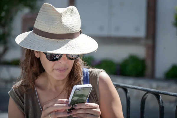 Mooie vrouw praten op telefoon — Stockfoto