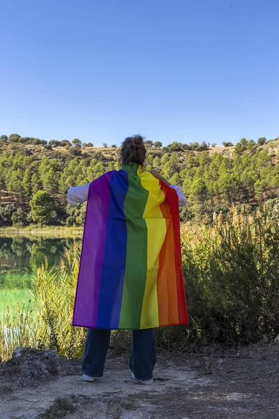 Nerozpoznatelná Lesba Středního Věku Držící Gay Rainbow Flag Jezeře Venku — Stock fotografie