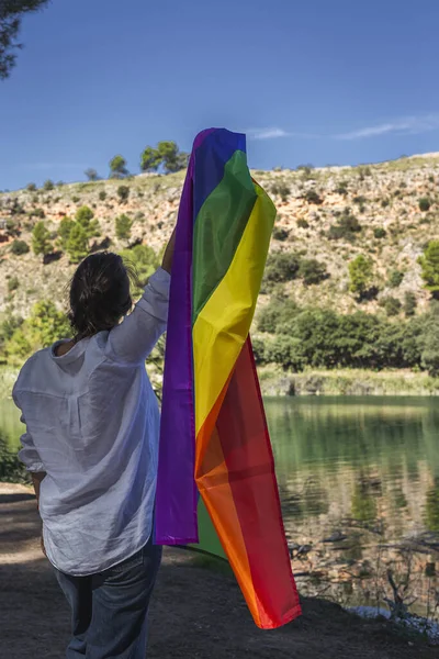 Nerozpoznatelná Lesba Středního Věku Držící Gay Rainbow Flag Jezeře Venku — Stock fotografie