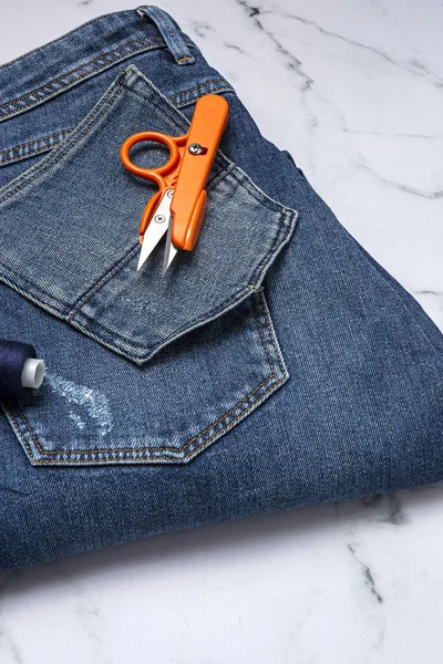Artesanía Reparación Ropa Ripped Blue Jeans Accesorios Costura Con Fondo —  Fotos de Stock