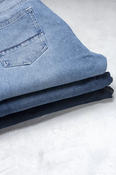 青いジーンズのパンツの服の背景杭 素敵なブルージーンズの詳細 — ストック写真