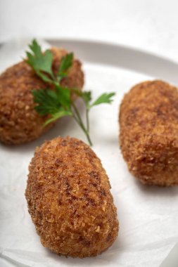Ev yapımı jambonlu kroket. Tipik İspanyol yemekleri.