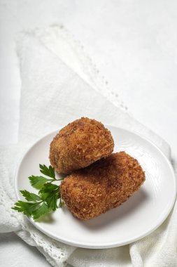 Ev yapımı jambonlu kroket. Tipik İspanyol yemekleri.