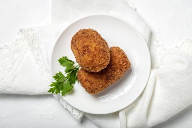 Ev yapımı jambonlu kroket. Tipik İspanyol yemekleri.