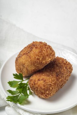 Ev yapımı jambonlu kroket. Tipik İspanyol yemekleri.