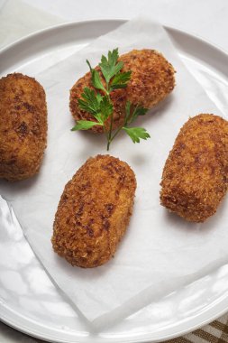 Ev yapımı jambonlu kroket. Tipik İspanyol yemekleri.