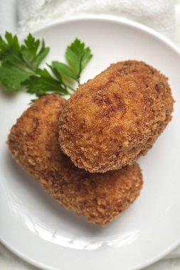 Ev yapımı jambonlu kroket. Tipik İspanyol yemekleri.