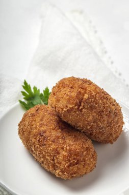 Ev yapımı jambonlu kroket. Tipik İspanyol yemekleri.
