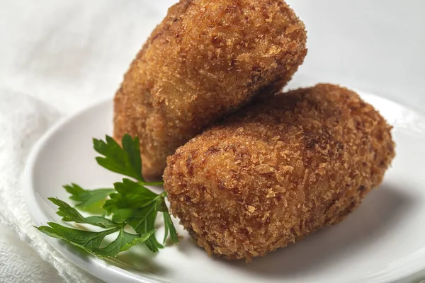 Ev yapımı jambonlu kroket. Tipik İspanyol yemekleri.