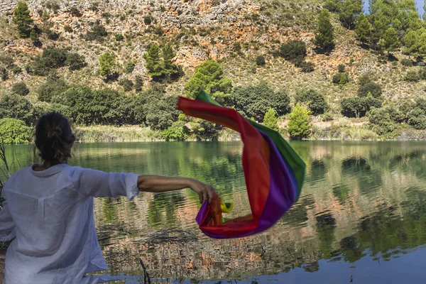 Göl Kenarında Elinde Gay Gökkuşağı Bayrağı Tutan Orta Yaşlı Bir — Stok fotoğraf