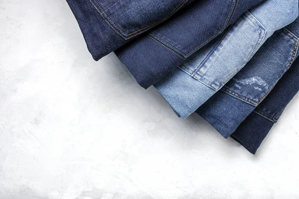 蓝色牛仔裤裤子衣服的背衬堆积如山 漂亮蓝色牛仔裤的细节 — 图库照片