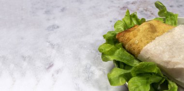 Jambon, peynir ve pesto soslu ev yapımı Napoli pizzası. İtalyan yemeği.