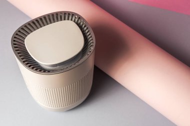 Nemlendirici elektrikli makine çok renkli arkaplanlarla izole edildi