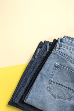 Renkli arka planda mavi kot pantolon izole edilmiş. Denim moda ayrıntıları