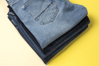 Renkli arka planda mavi kot pantolon izole edilmiş. Denim moda ayrıntıları