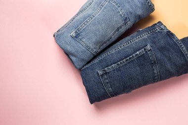 Renkli arka planda mavi kot pantolon izole edilmiş. Denim moda ayrıntıları